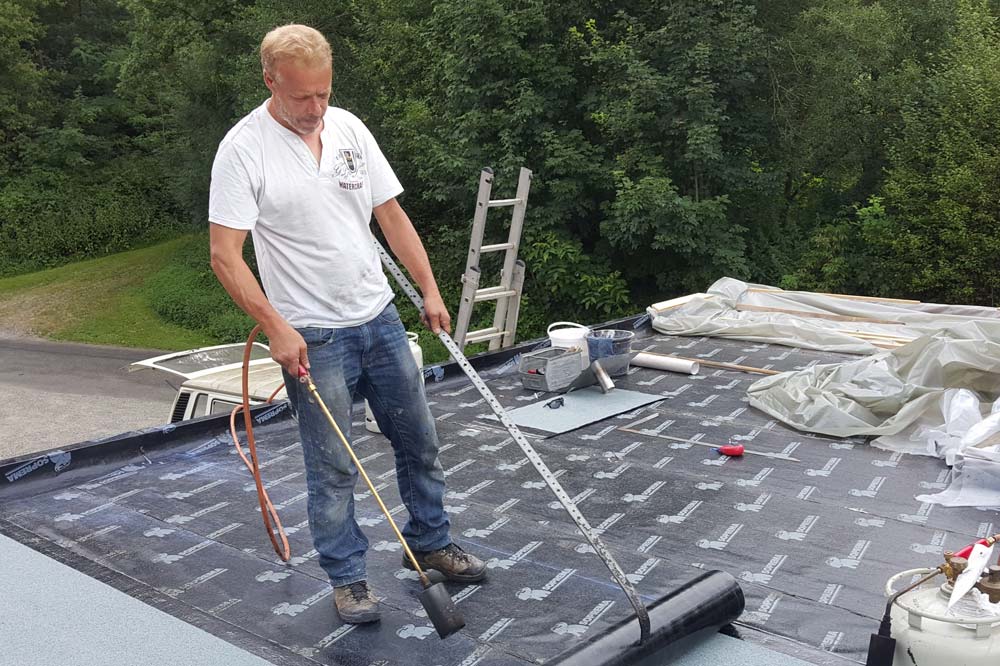 Frank Lüscher beim Bau von einem bituminösen Flachdach